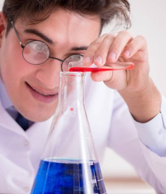 Çılgın bilim adamı bir laboratuarda deneyler yapıyor.