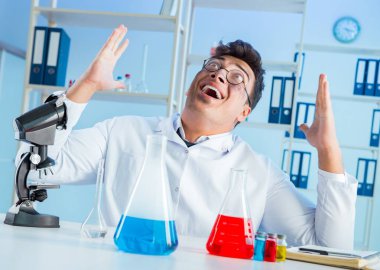 Laboratuvarda çalışan çılgın bir kimyager.