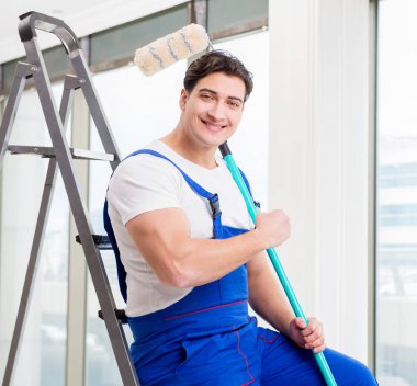 İnşaat alanında çalışan bir boyacı.