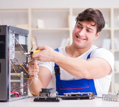 Masaüstü bilgisayarını tamir eden bilgisayar tamircisi