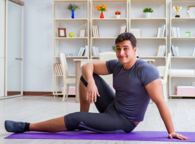 Genç adam spor ve sağlıklı yaşam tarzı dolandırıcılığı yapıyor.