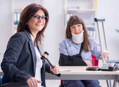 Yaralanan çalışan, sigorta danışmanlığı için ziyaret ediyor.