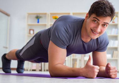 Genç adam spor ve sağlıklı yaşam tarzı dolandırıcılığı yapıyor.