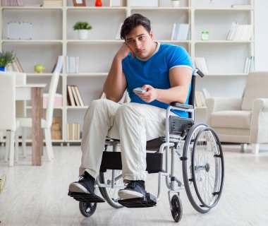 Televizyonda spor izleyen engelli adam