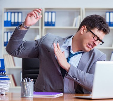 İşadamı işyerinde aşırı derecede terliyor ve kötü kokuyor.