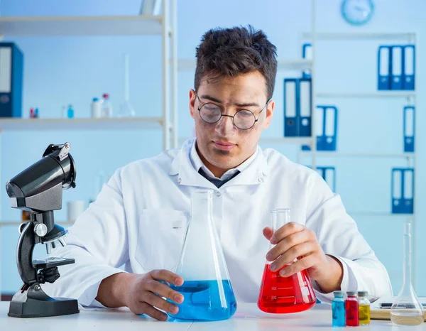 Extraño químico loco trabajando en un laboratorio —  Fotos de Stock