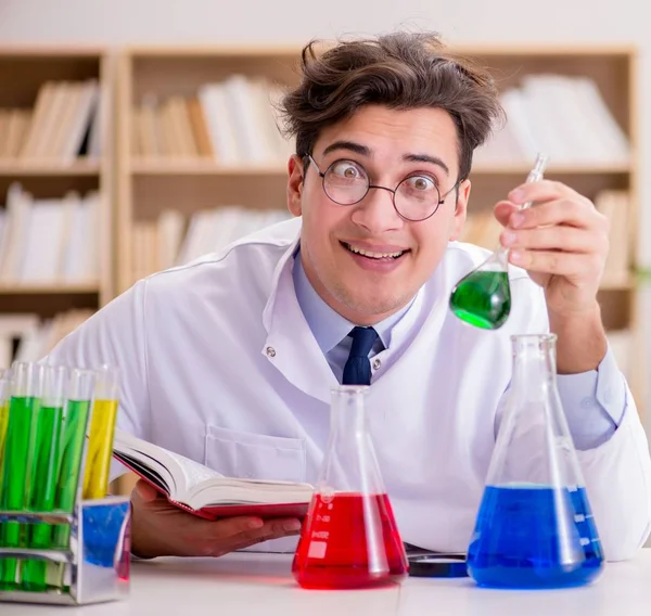 Médico cientista louco louco fazendo experimentos em um laboratório — Fotografia de Stock