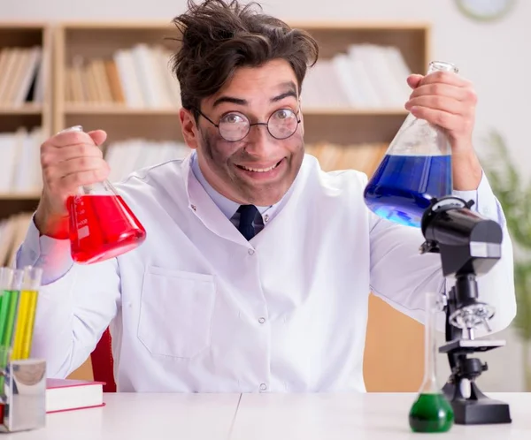 Pazzo scienziato pazzo medico facendo esperimenti in un laboratorio — Foto Stock