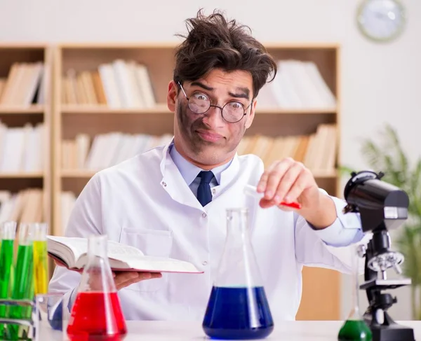 Сумасшедший ученый-врач проводит эксперименты в лаборатории — стоковое фото