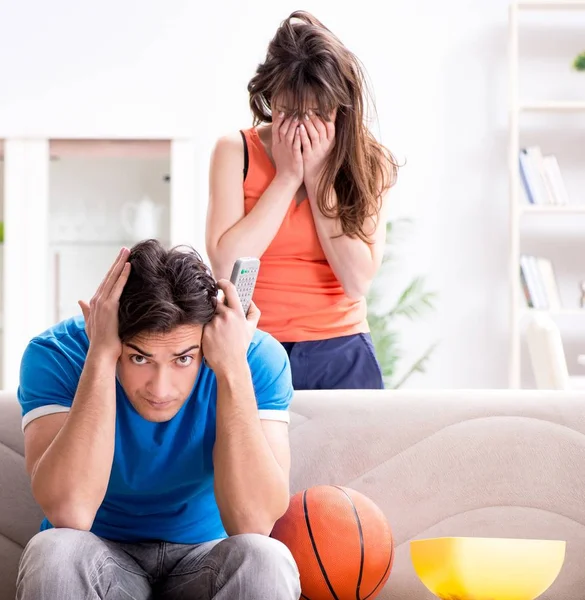 Adam karısıyla basketbol seyrediyor. — Stok fotoğraf