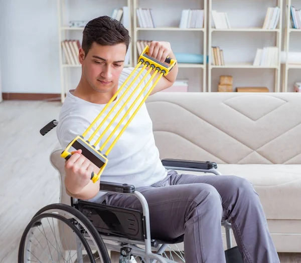 Niepełnosprawny wraca do zdrowia po kontuzji w domu — Zdjęcie stockowe