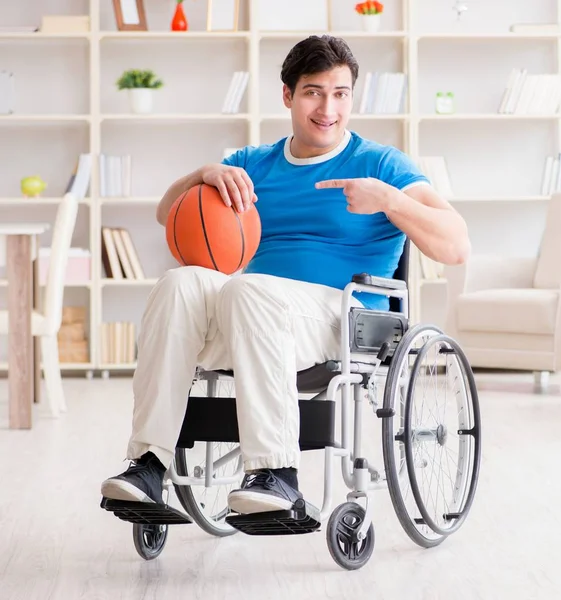 Młody koszykarz na wózku inwalidzkim wraca do zdrowia po kontuzji — Zdjęcie stockowe