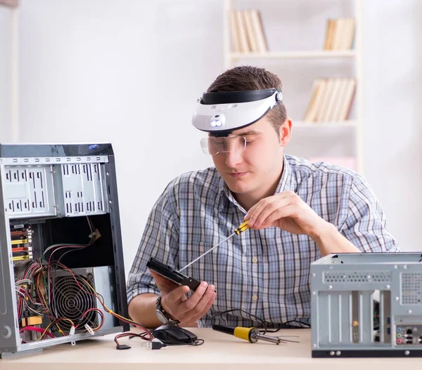 Jovem técnico de reparação de computador em oficina — Fotografia de Stock