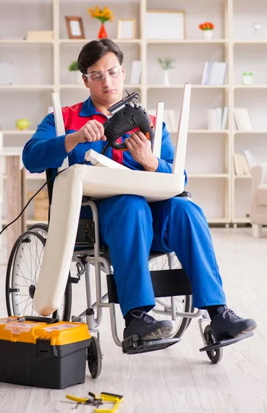 Cadeira de reparação de homem com deficiência em oficina — Fotografia de Stock