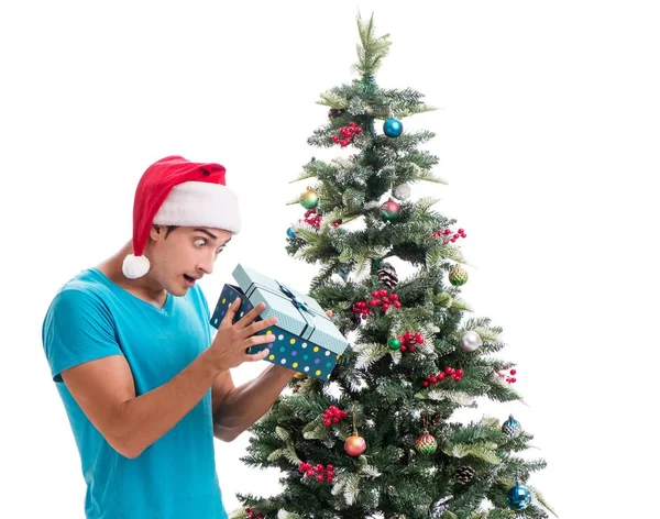 Giovane uomo decorazione albero di Natale isolato su bianco — Foto Stock