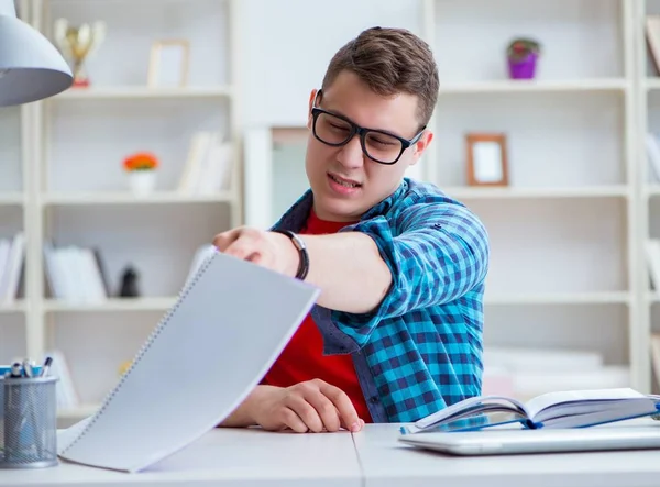 Adolescente joven preparándose para los exámenes que estudian en un escritorio en el interior —  Fotos de Stock