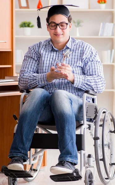 那个坐在轮椅上在家学习的残疾学生 — 图库照片