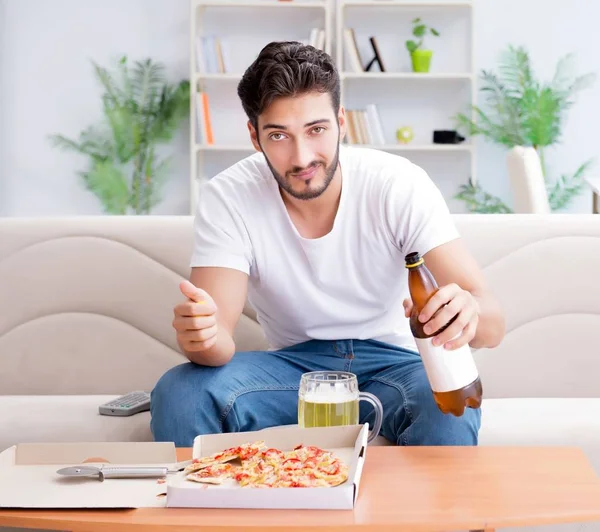 Homme mangeant de la pizza ayant un plat à emporter à la maison détente au repos — Photo