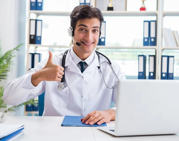 Jovem médico no conceito de telessaúde — Fotografia de Stock