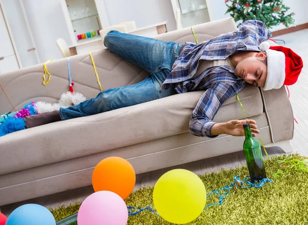 Uomo avendo postumi di sbornia dopo la festa di Natale — Foto Stock