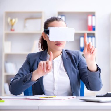 Sanal gerçeklik gözlüklü iş kadını ofisinde.