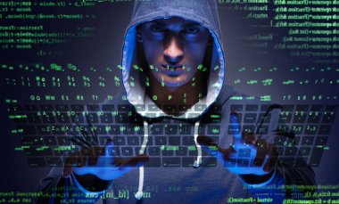 Siber güvenlik konseptinde genç bir hacker.