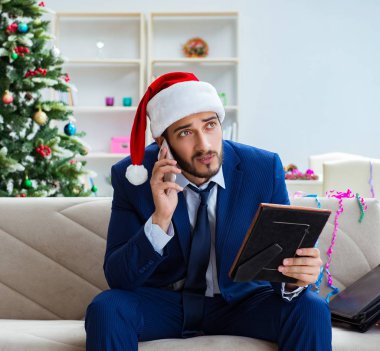 Noel 'de evde çalışan bir iş adamı.