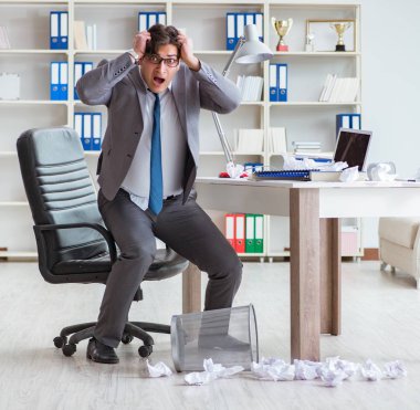 Ofiste çalışan kızgın işadamı kovuldu.