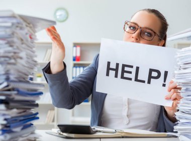 İş kadını ofiste yardım istiyor.