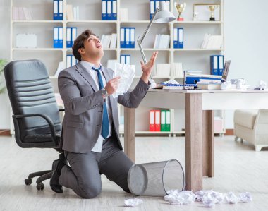 İş adamı işte ara verirken eğleniyor.