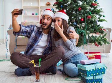 Genç çift Noel 'de selfie çekiyor.