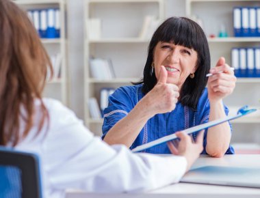 Kıdemli hasta düzenli kontrol için doktoru ziyaret ediyor.