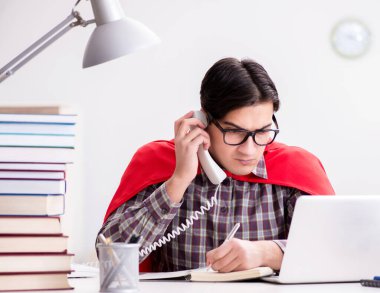 Dizüstü bilgisayarı olan süper kahraman öğrenci sınavlara hazırlanıyor.