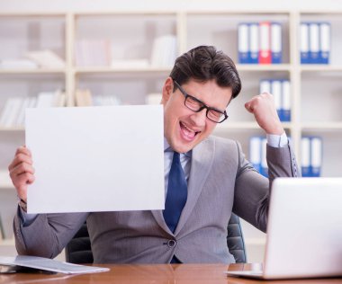 Ofisteki işadamı elinde boş bir mesaj panosu tutuyor.