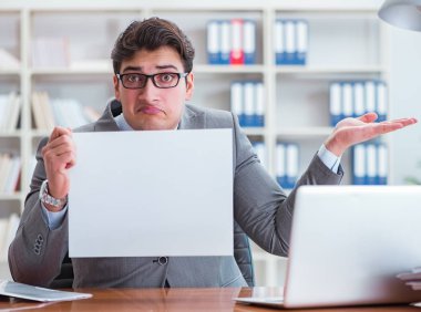 Ofisteki işadamı elinde boş bir mesaj panosu tutuyor.