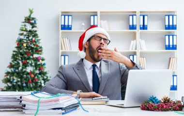 Genç işadamı Noel 'i ofiste kutluyor.