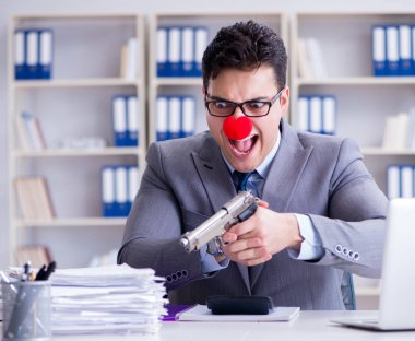 Ofiste çalışan palyaço işadamı sinirli bir...