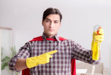 Süper kahraman temizlikçi ev işi yapıyor.