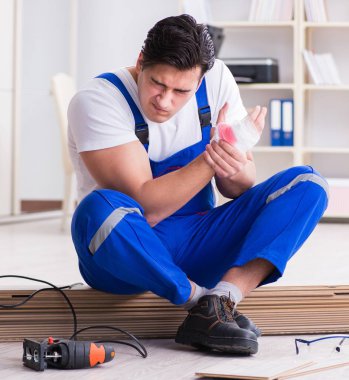 Zemin kaplamalarında çalışan genç bir işçi.