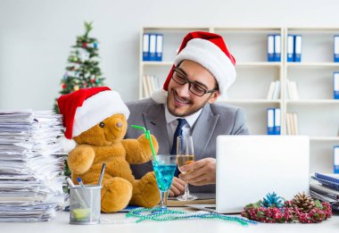 Genç işadamı Noel 'i ofiste kutluyor.