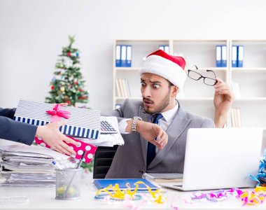 Genç işadamı Noel 'i ofiste kutluyor.