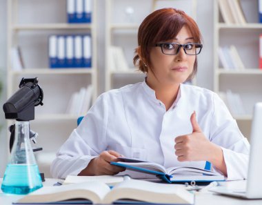 Bir laboratuarda deney yapan kadın bir bilim adamı.