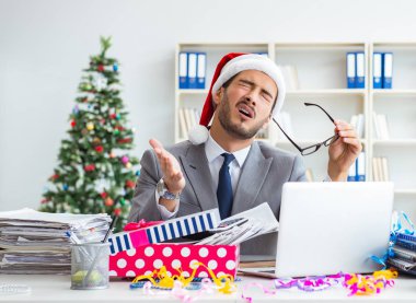 Genç işadamı Noel 'i ofiste kutluyor.