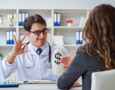 Sağlık sigortası dolandırıcılığı konseptinde genç doktor