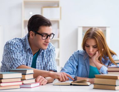 Üniversite sınavlarına çalışan iki öğrenci.