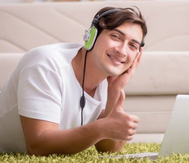 Freelancer evde çalışıyor ve müzik dinliyor.