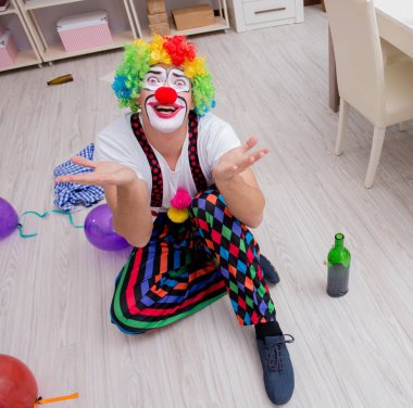 Sarhoş palyaço evde parti veriyor.