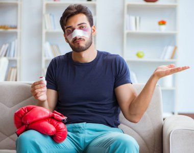 Genç adam spor maçında mağlup oldu.