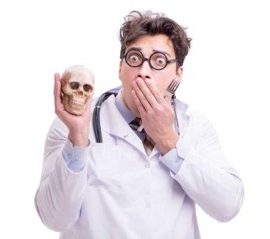 Beyaz izole kafatası ile komik doktor