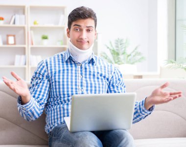 Evden çalışan boyunluk takan serbest çalışan bir adam.